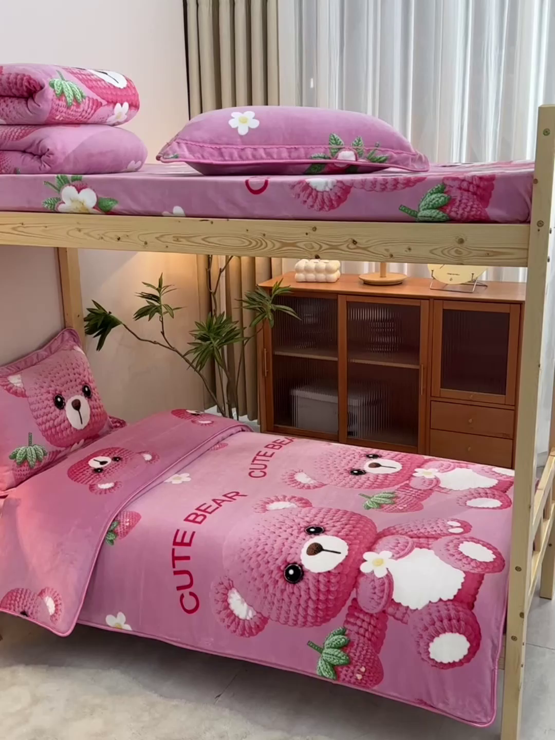 91家纺网 家纺一手货源 找家纺 居尚2025直播爆款高克重印花牛奶绒法莱绒学生三件套 草莓熊