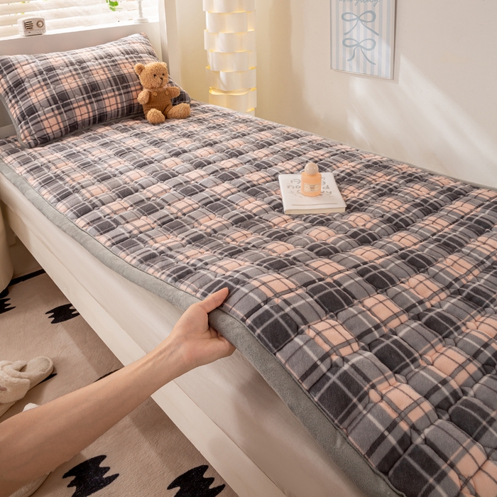 91家纺网 家纺一手货源 找家纺 宅部落 2025新款学生宿舍牛奶绒床垫保暖床褥子夹棉加厚印花床护垫 格韵