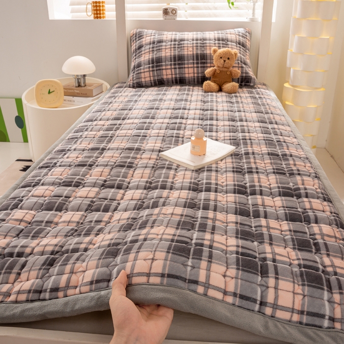 91家纺网 家纺一手货源 找家纺 宅部落 2025新款学生宿舍牛奶绒床垫保暖床褥子夹棉加厚印花床护垫 格韵