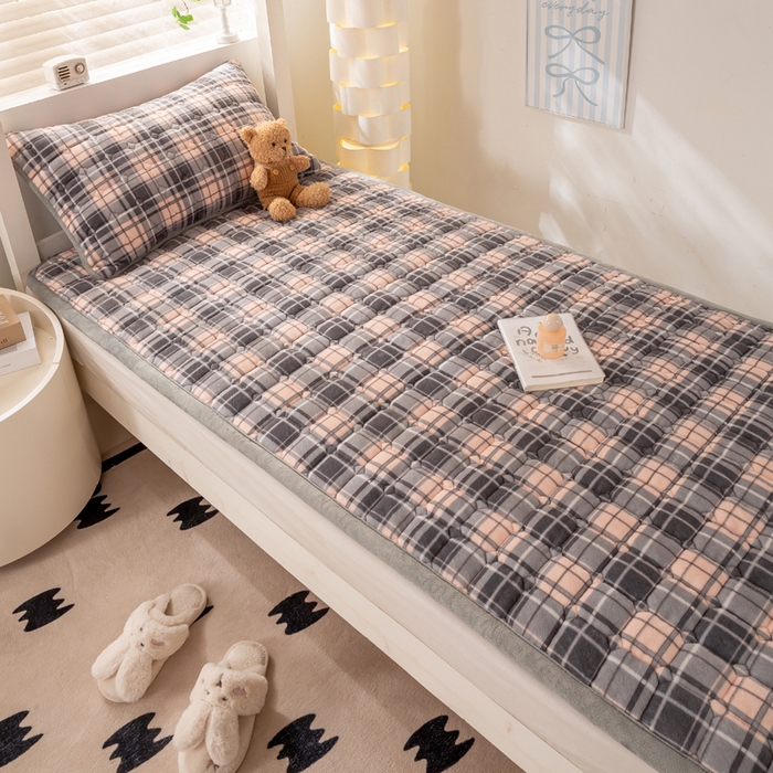 91家纺网 家纺一手货源 找家纺 宅部落 2025新款学生宿舍牛奶绒床垫保暖床褥子夹棉加厚印花床护垫 格韵