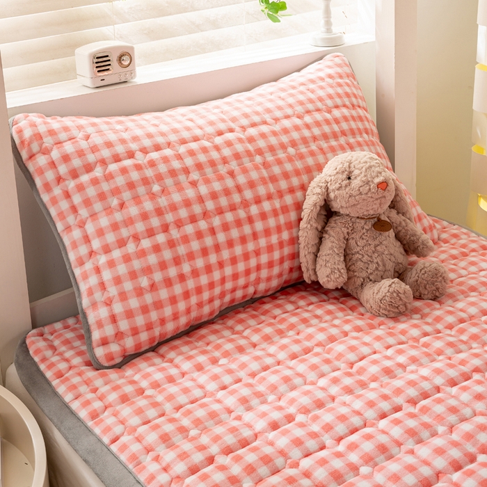 91家纺网 家纺一手货源 找家纺 宅部落 2025新款学生宿舍牛奶绒床垫保暖床褥子夹棉加厚印花床护垫 粉小格