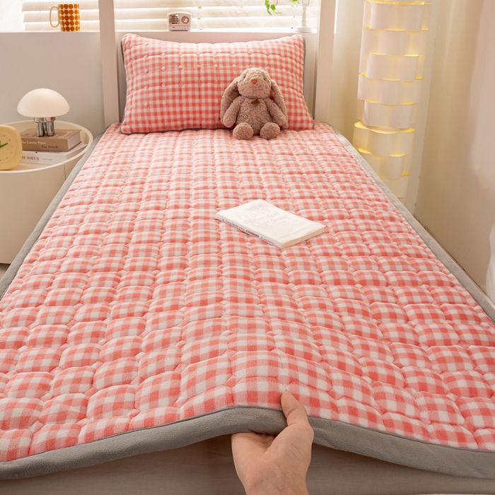 91家纺网 家纺一手货源 找家纺 宅部落 2025新款学生宿舍牛奶绒床垫保暖床褥子夹棉加厚印花床护垫 粉小格