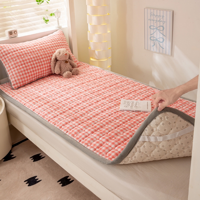 91家纺网 家纺一手货源 找家纺 宅部落 2025新款学生宿舍牛奶绒床垫保暖床褥子夹棉加厚印花床护垫 粉小格