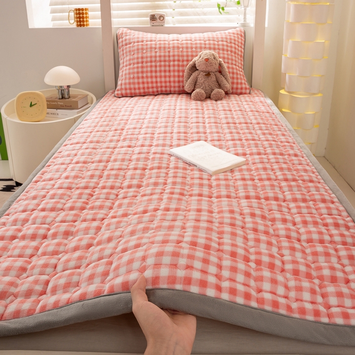 91家纺网 家纺一手货源 找家纺 宅部落 2025新款学生宿舍牛奶绒床垫保暖床褥子夹棉加厚印花床护垫 粉小格