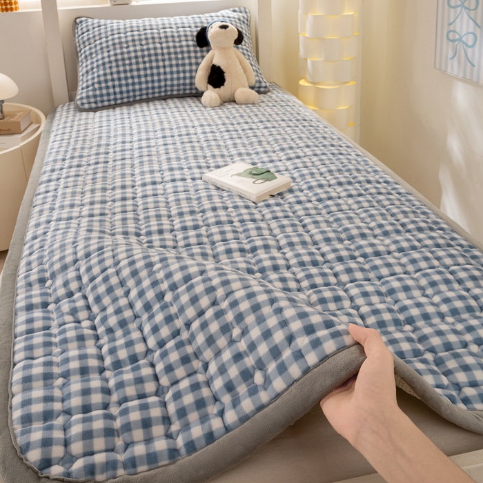 91家纺网 家纺一手货源 找家纺 宅部落 2025新款学生宿舍牛奶绒床垫保暖床褥子夹棉加厚印花床护垫 蓝小格