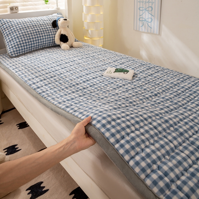 91家纺网 家纺一手货源 找家纺 宅部落 2025新款学生宿舍牛奶绒床垫保暖床褥子夹棉加厚印花床护垫 蓝小格