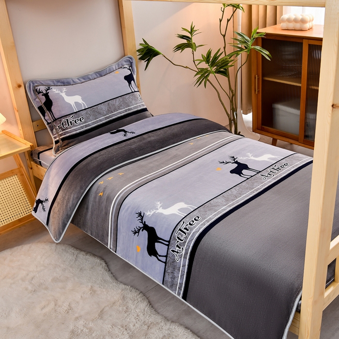 91家纺网 家纺一手货源 找家纺 居尚2025直播爆款高克重印花牛奶绒法莱绒学生三件套  一鹿有你-灰