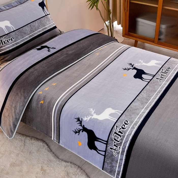 91家纺网 家纺一手货源 找家纺 居尚2025直播爆款高克重印花牛奶绒法莱绒学生三件套  一鹿有你-灰