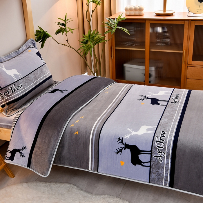 91家纺网 家纺一手货源 找家纺 居尚2025直播爆款高克重印花牛奶绒法莱绒学生三件套  一鹿有你-灰