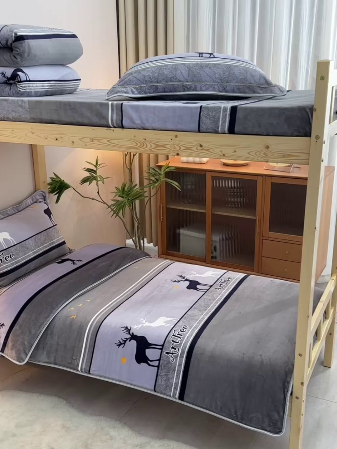 91家纺网 家纺一手货源 找家纺 居尚2025直播爆款高克重印花牛奶绒法莱绒学生三件套  一鹿有你-灰