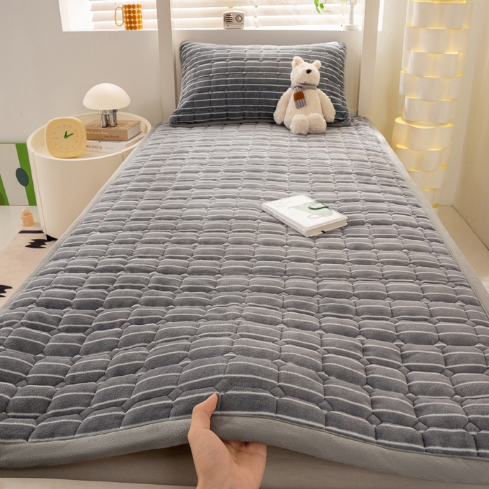 91家纺网 家纺一手货源 找家纺 宅部落 2025新款学生宿舍牛奶绒床垫保暖床褥子夹棉加厚印花床护垫 简约生活