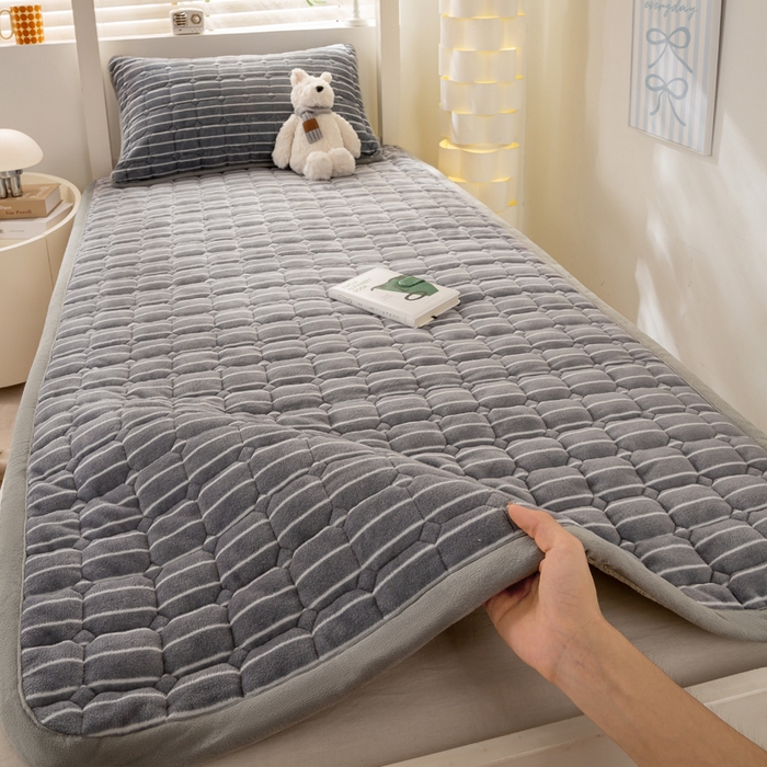 91家纺网 家纺一手货源 找家纺 宅部落 2025新款学生宿舍牛奶绒床垫保暖床褥子夹棉加厚印花床护垫 简约生活