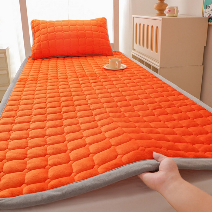 91家纺网 家纺一手货源 找家纺 宅部落 2025新款学生宿舍牛奶绒床垫保暖床褥子夹棉加厚印花床护垫 熔岩橙