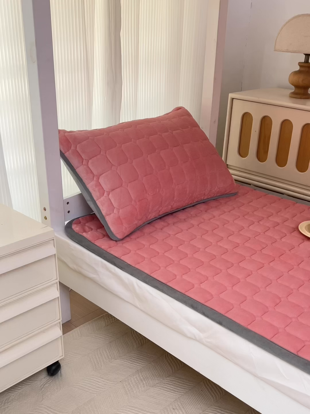 91家纺网 家纺一手货源 找家纺 宅部落 2025新款学生宿舍牛奶绒床垫保暖床褥子夹棉加厚印花床护垫 粉色