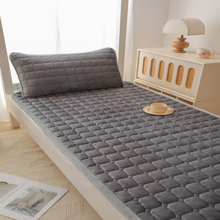 91家纺网 家纺一手货源 找家纺 宅部落 2025新款学生宿舍牛奶绒床垫保暖床褥子夹棉加厚印花床护垫 灰色