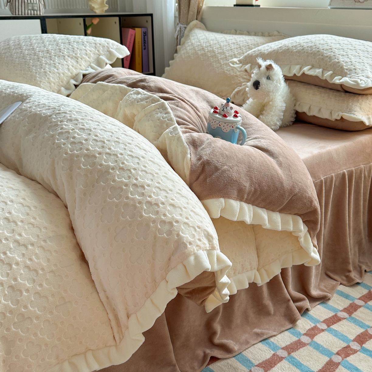 91家纺网 家纺一手货源 找家纺 （总）KA家纺 2025秋冬新款床裙款雕花牛奶绒四件套-繁花系列