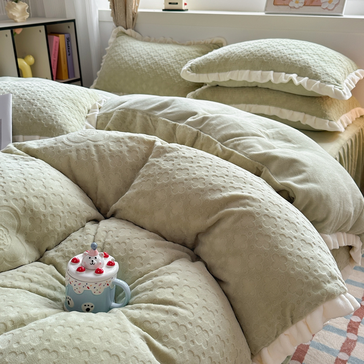 91家纺网 家纺一手货源 找家纺 KA家纺 2025秋冬新款床裙款雕花牛奶绒四件套-繁花系列 繁花绿