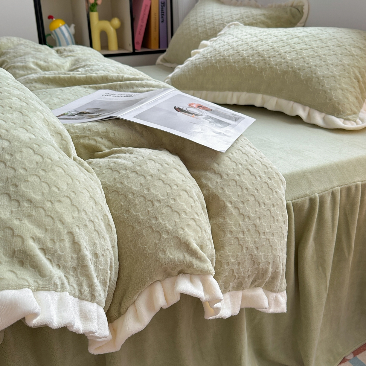 91家纺网 家纺一手货源 找家纺 KA家纺 2025秋冬新款床裙款雕花牛奶绒四件套-繁花系列 繁花绿