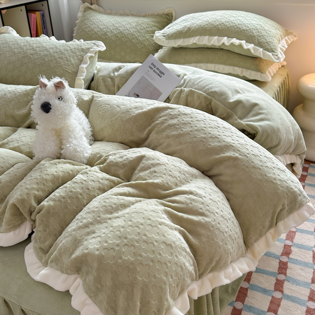 91家纺网 家纺一手货源 找家纺 KA家纺 2025秋冬新款床裙款雕花牛奶绒四件套-繁花系列 繁花绿