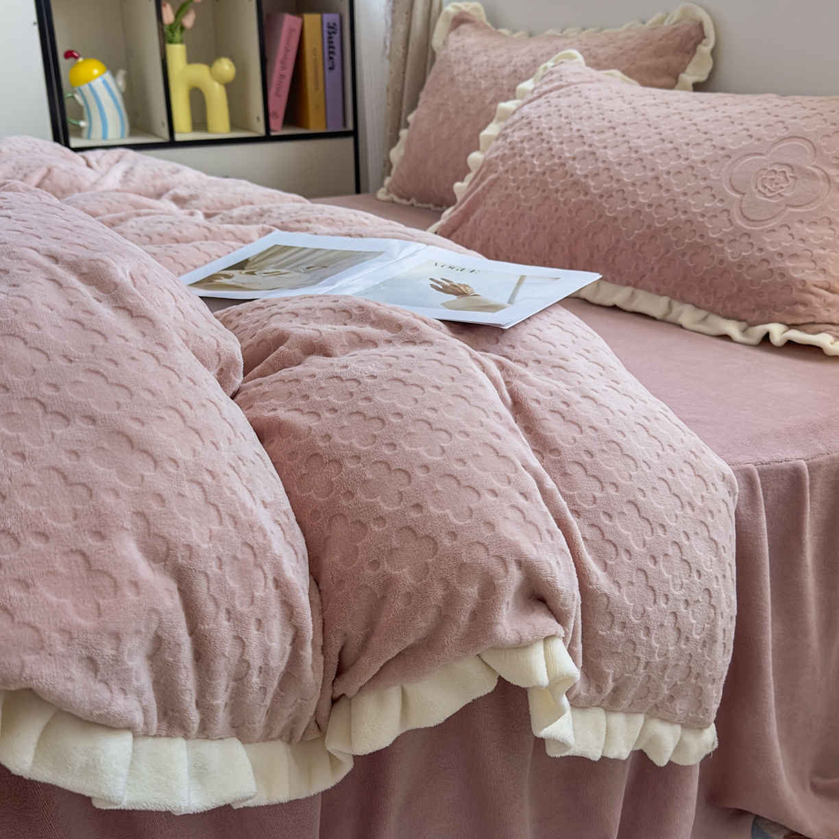 91家纺网 家纺一手货源 找家纺 KA家纺 2025秋冬新款床裙款雕花牛奶绒四件套-繁花系列 繁花粉