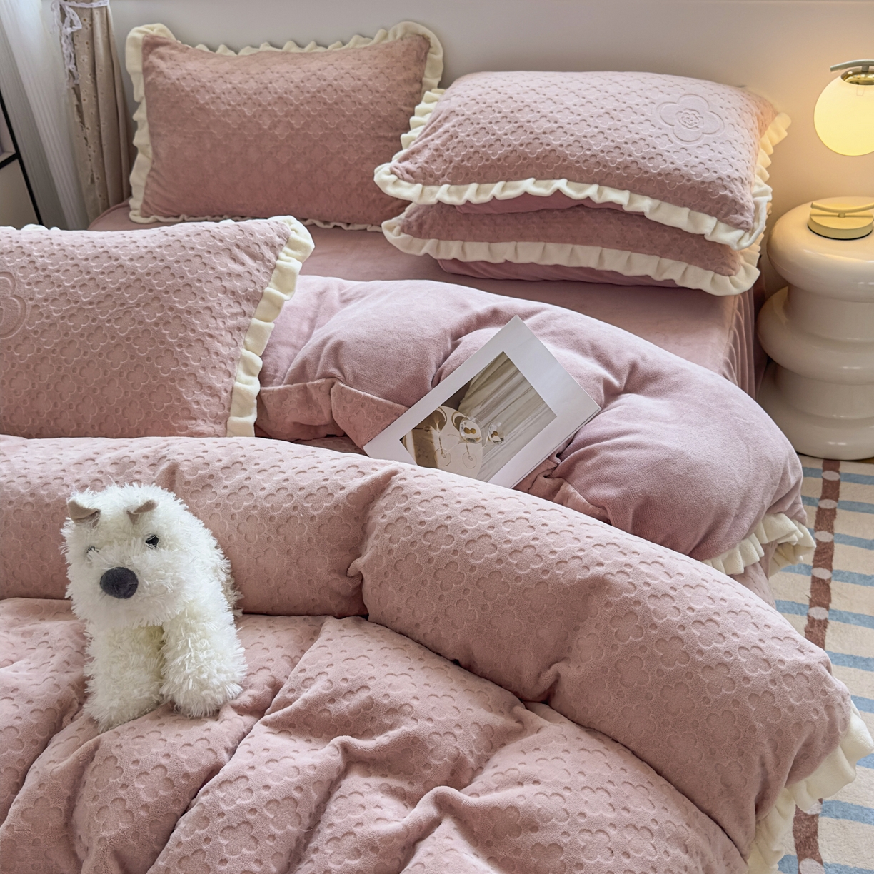 91家纺网 家纺一手货源 找家纺 KA家纺 2025秋冬新款床裙款雕花牛奶绒四件套-繁花系列 繁花粉