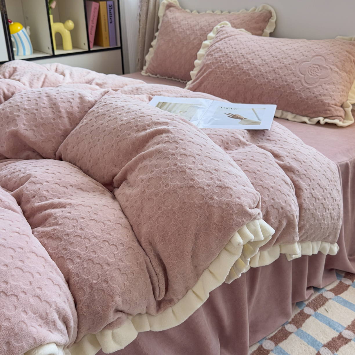 91家纺网 家纺一手货源 找家纺 KA家纺 2025秋冬新款床裙款雕花牛奶绒四件套-繁花系列 繁花粉