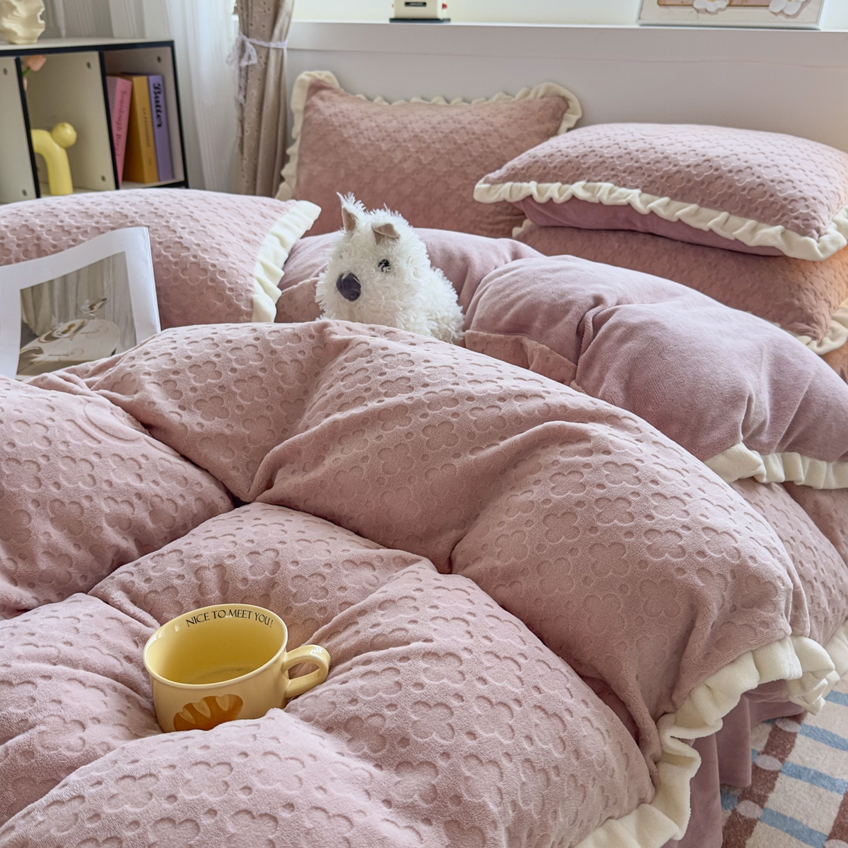 91家纺网 家纺一手货源 找家纺 KA家纺 2025秋冬新款床裙款雕花牛奶绒四件套-繁花系列 繁花粉