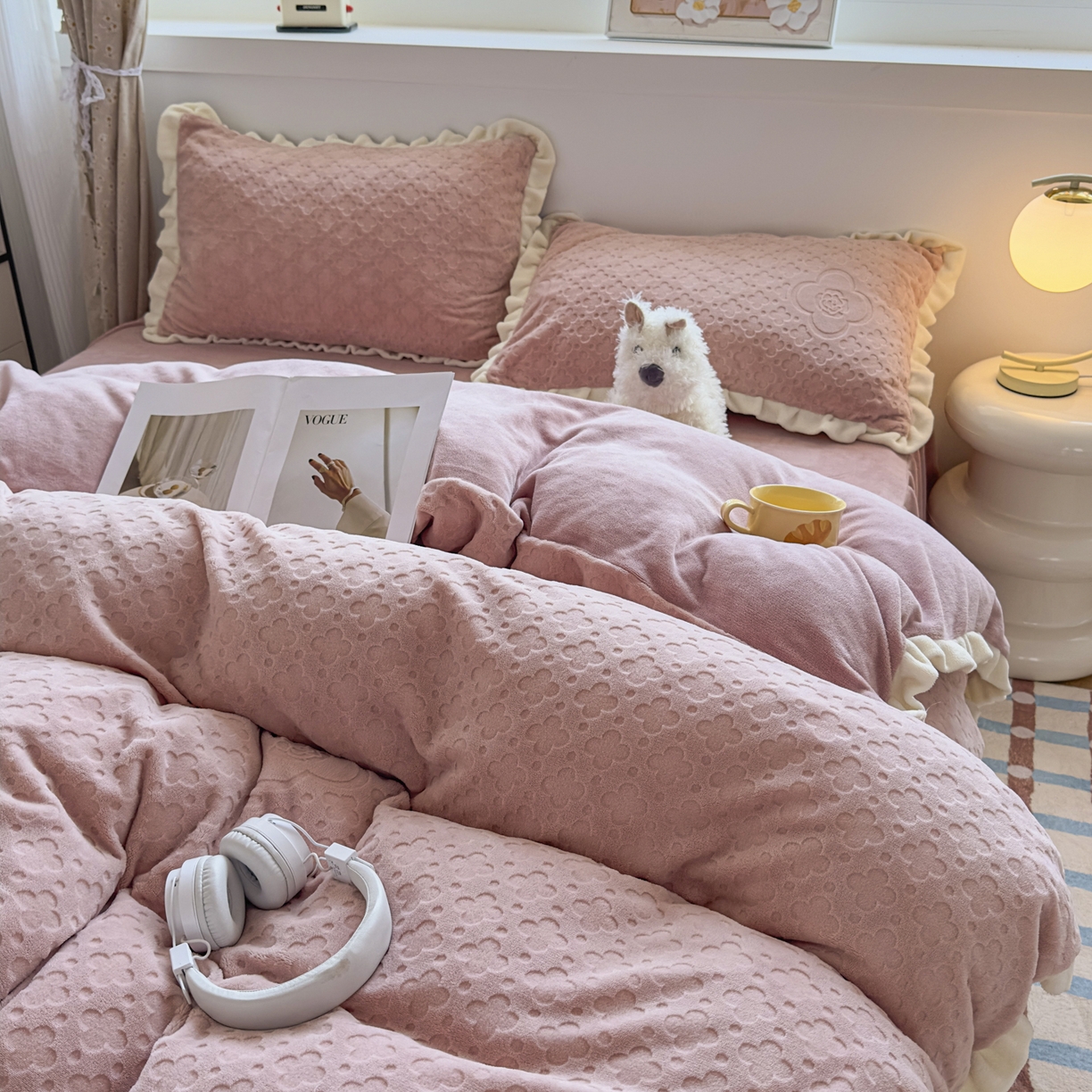 91家纺网 家纺一手货源 找家纺 KA家纺 2025秋冬新款床裙款雕花牛奶绒四件套-繁花系列 繁花粉