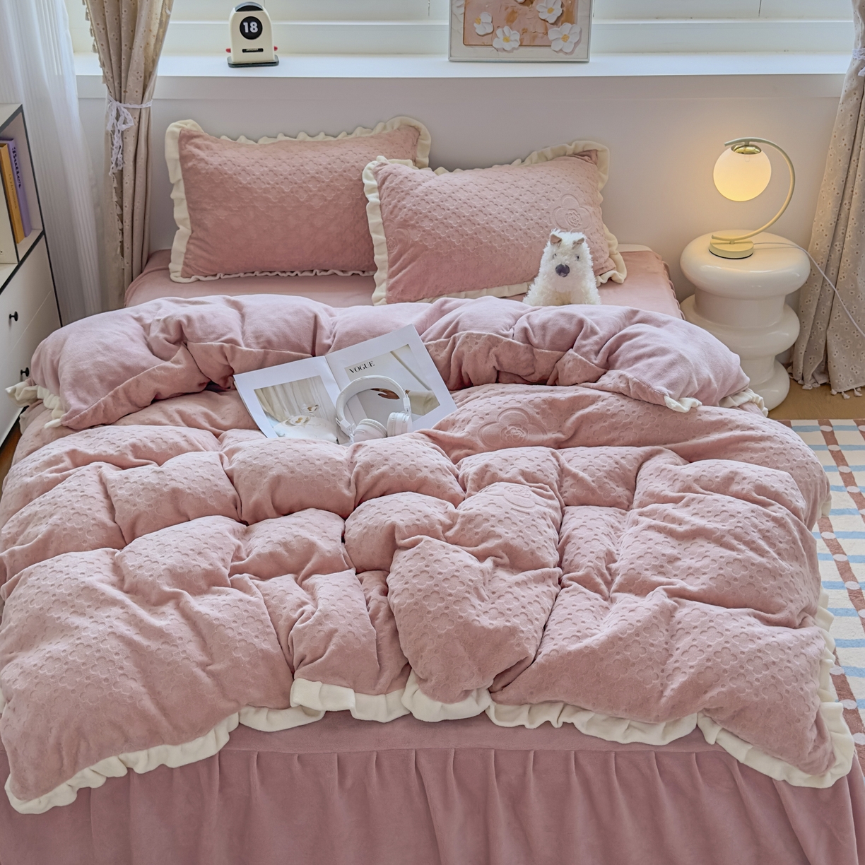 91家纺网 家纺一手货源 找家纺 KA家纺 2025秋冬新款床裙款雕花牛奶绒四件套-繁花系列 繁花粉