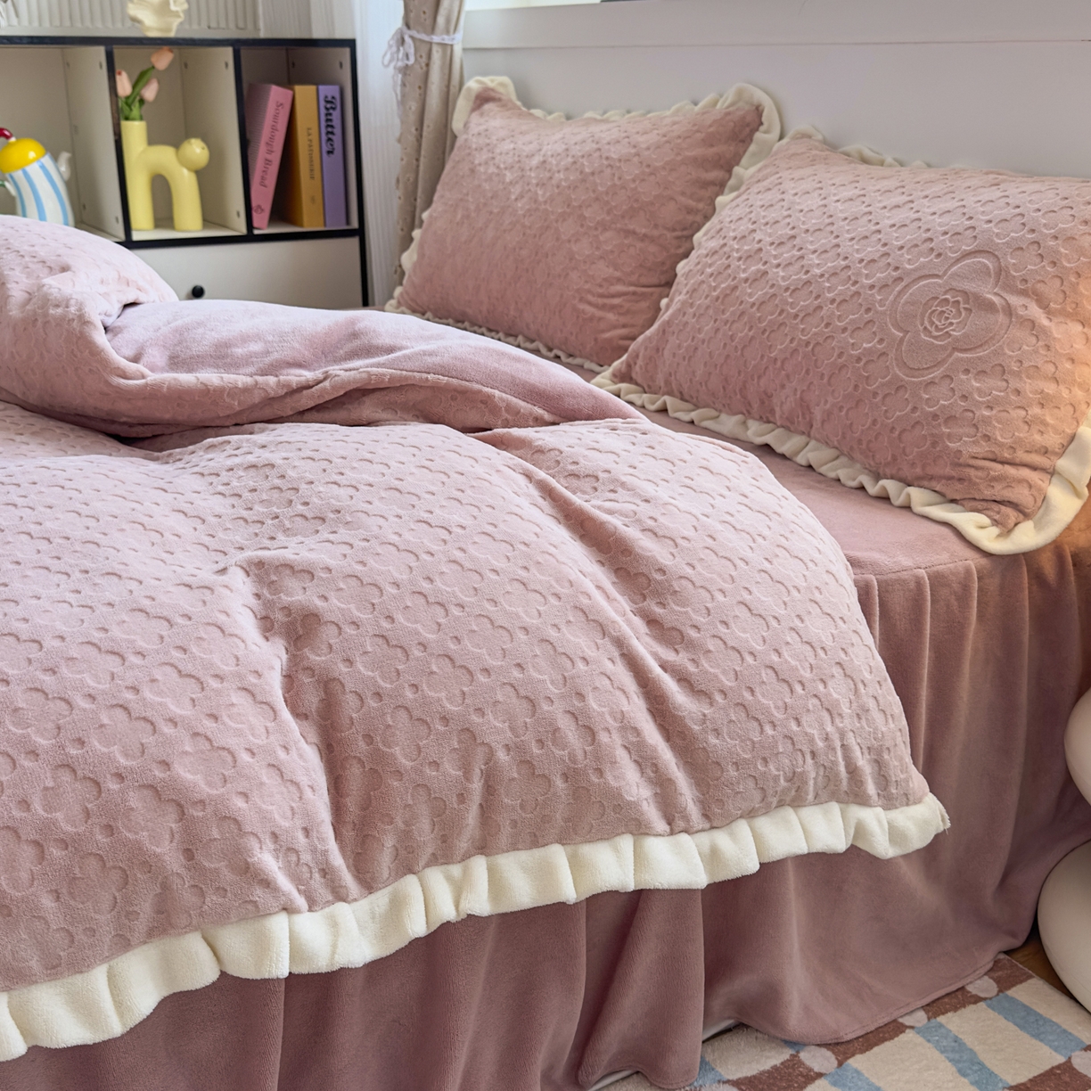 91家纺网 家纺一手货源 找家纺 KA家纺 2025秋冬新款床裙款雕花牛奶绒四件套-繁花系列 繁花粉