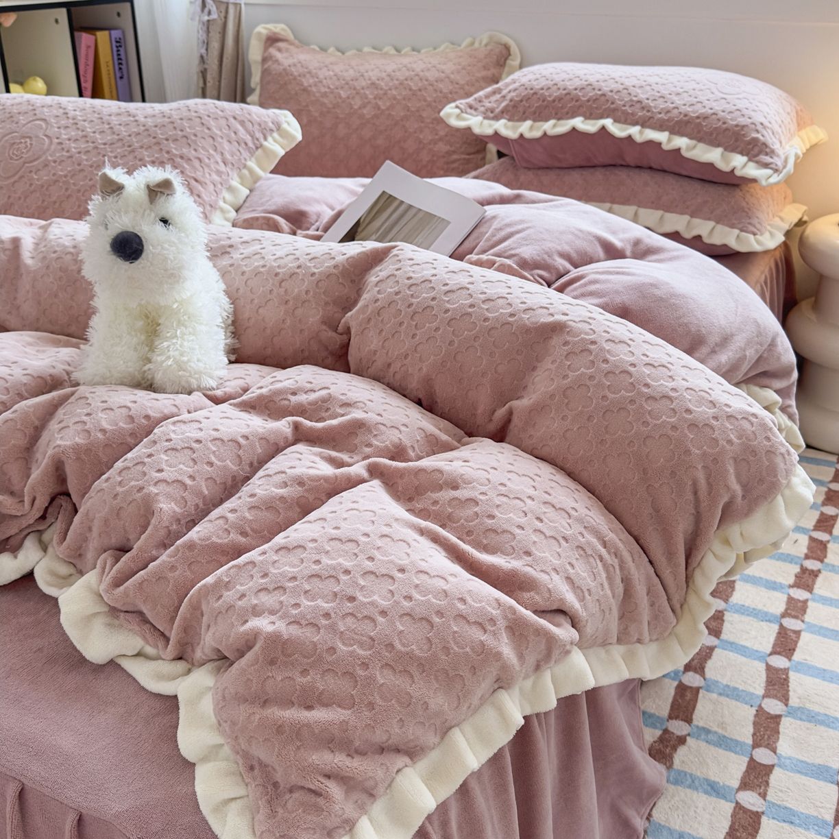 91家纺网 家纺一手货源 找家纺 KA家纺 2025秋冬新款床裙款雕花牛奶绒四件套-繁花系列 繁花粉