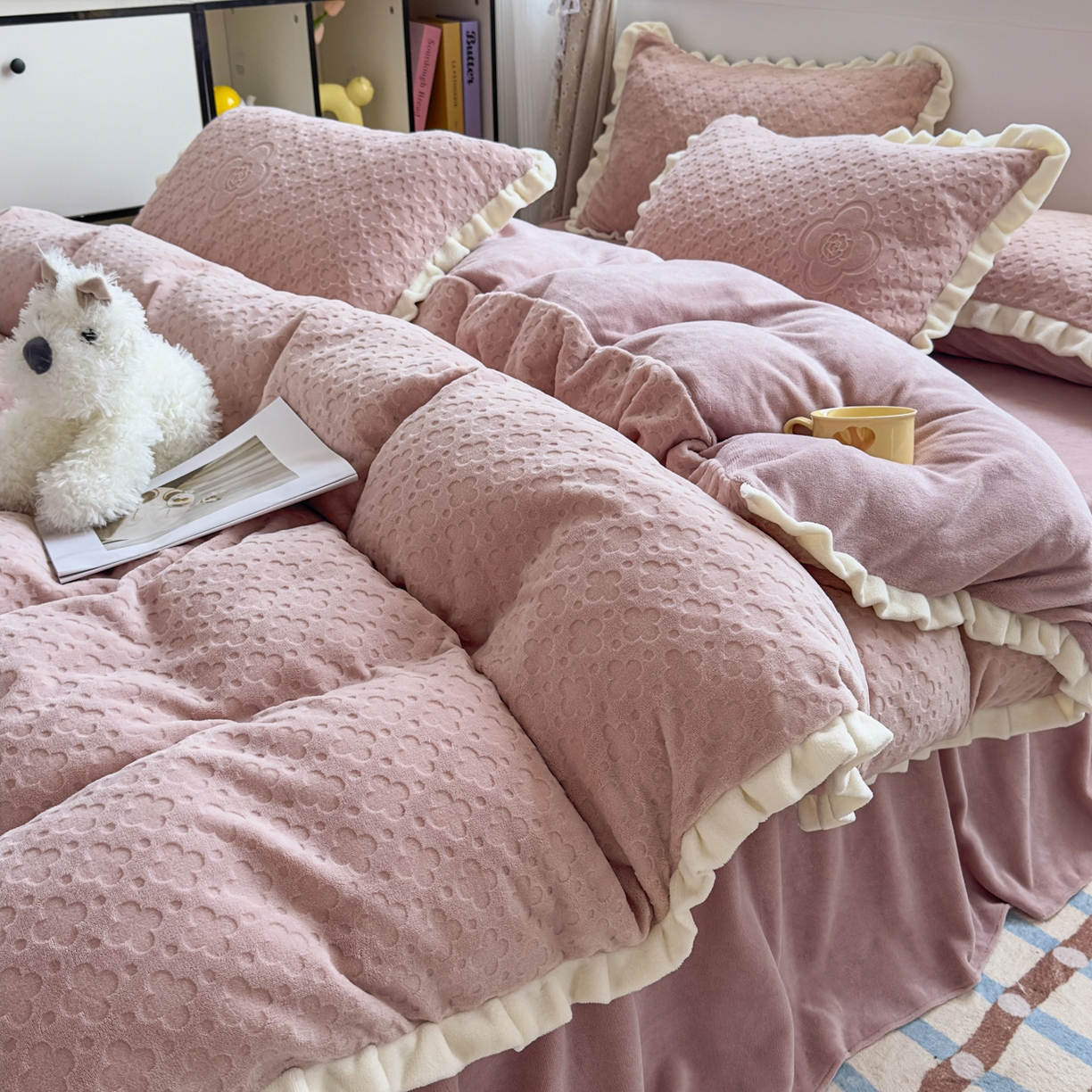 91家纺网 家纺一手货源 找家纺 KA家纺 2025秋冬新款床裙款雕花牛奶绒四件套-繁花系列 繁花粉