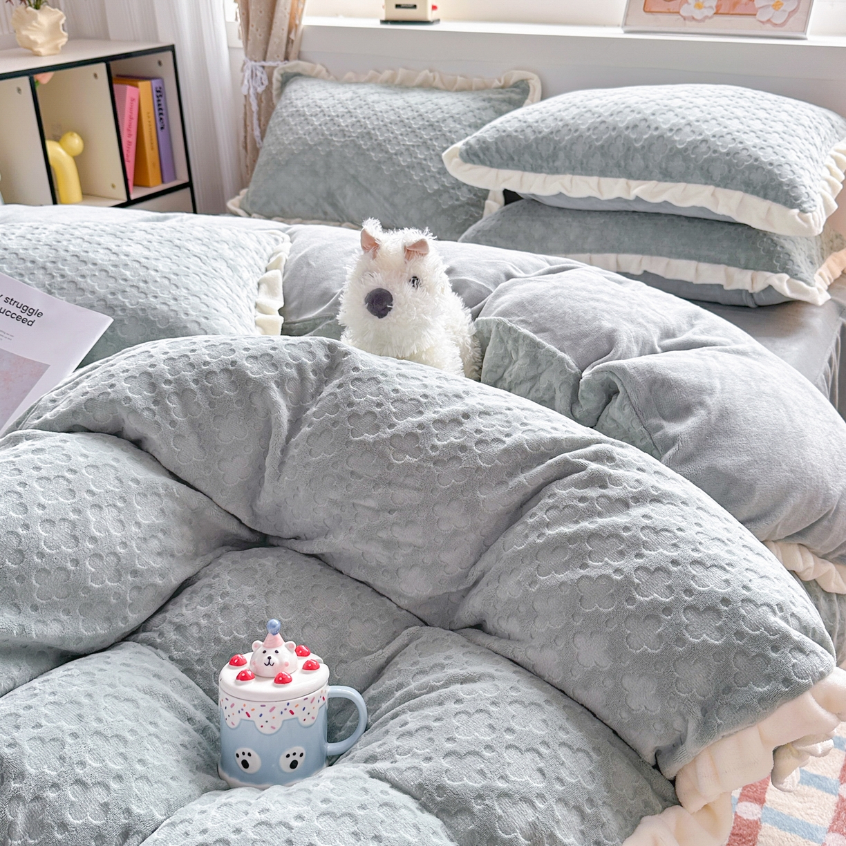 91家纺网 家纺一手货源 找家纺 KA家纺 2025秋冬新款床裙款雕花牛奶绒四件套-繁花系列 繁花蓝灰