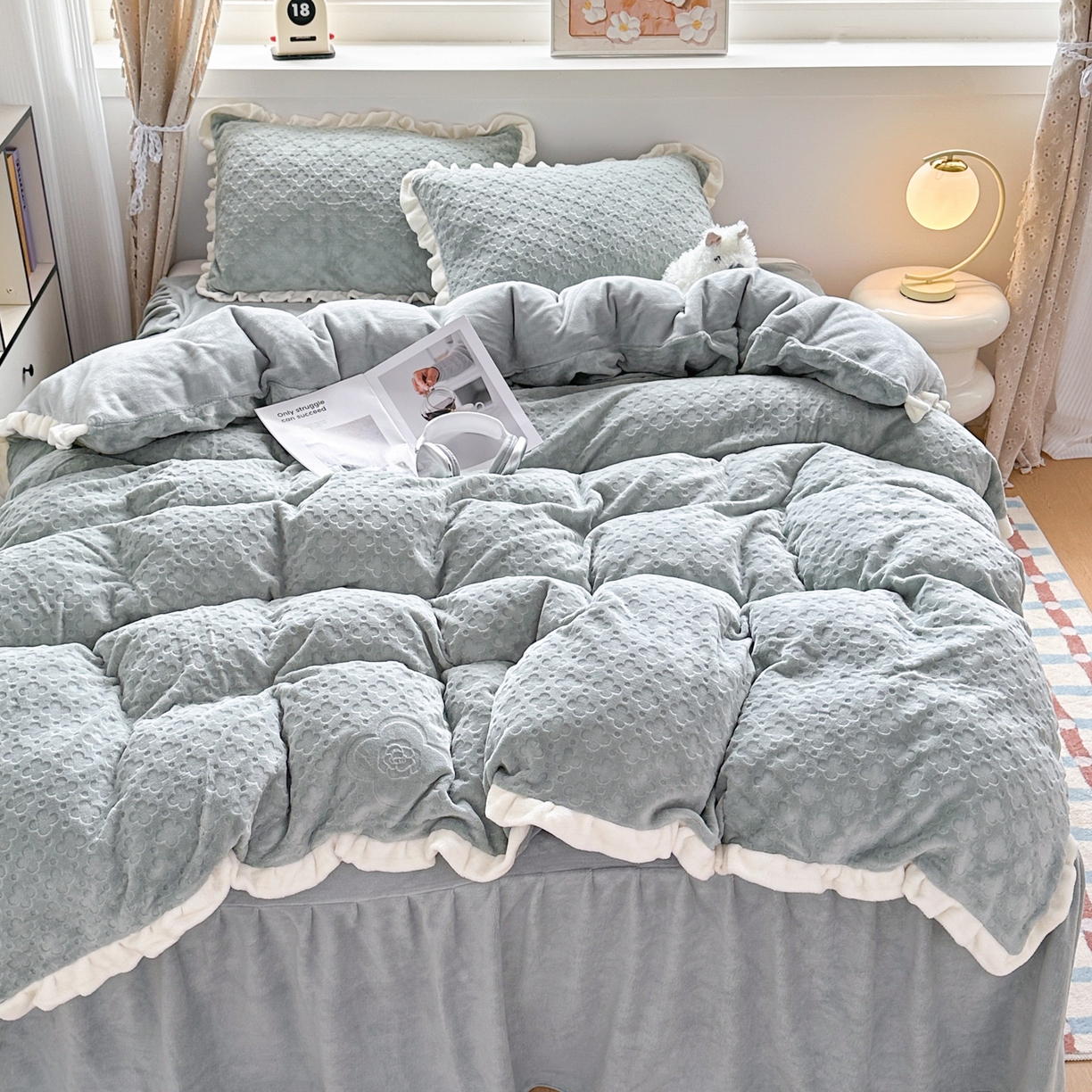 91家纺网 家纺一手货源 找家纺 KA家纺 2025秋冬新款床裙款雕花牛奶绒四件套-繁花系列 繁花蓝灰