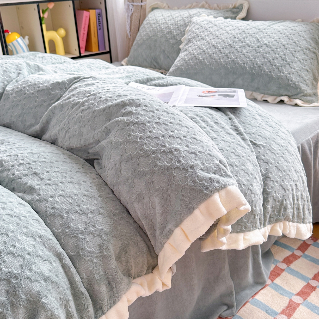 91家纺网 家纺一手货源 找家纺 KA家纺 2025秋冬新款床裙款雕花牛奶绒四件套-繁花系列 繁花蓝灰