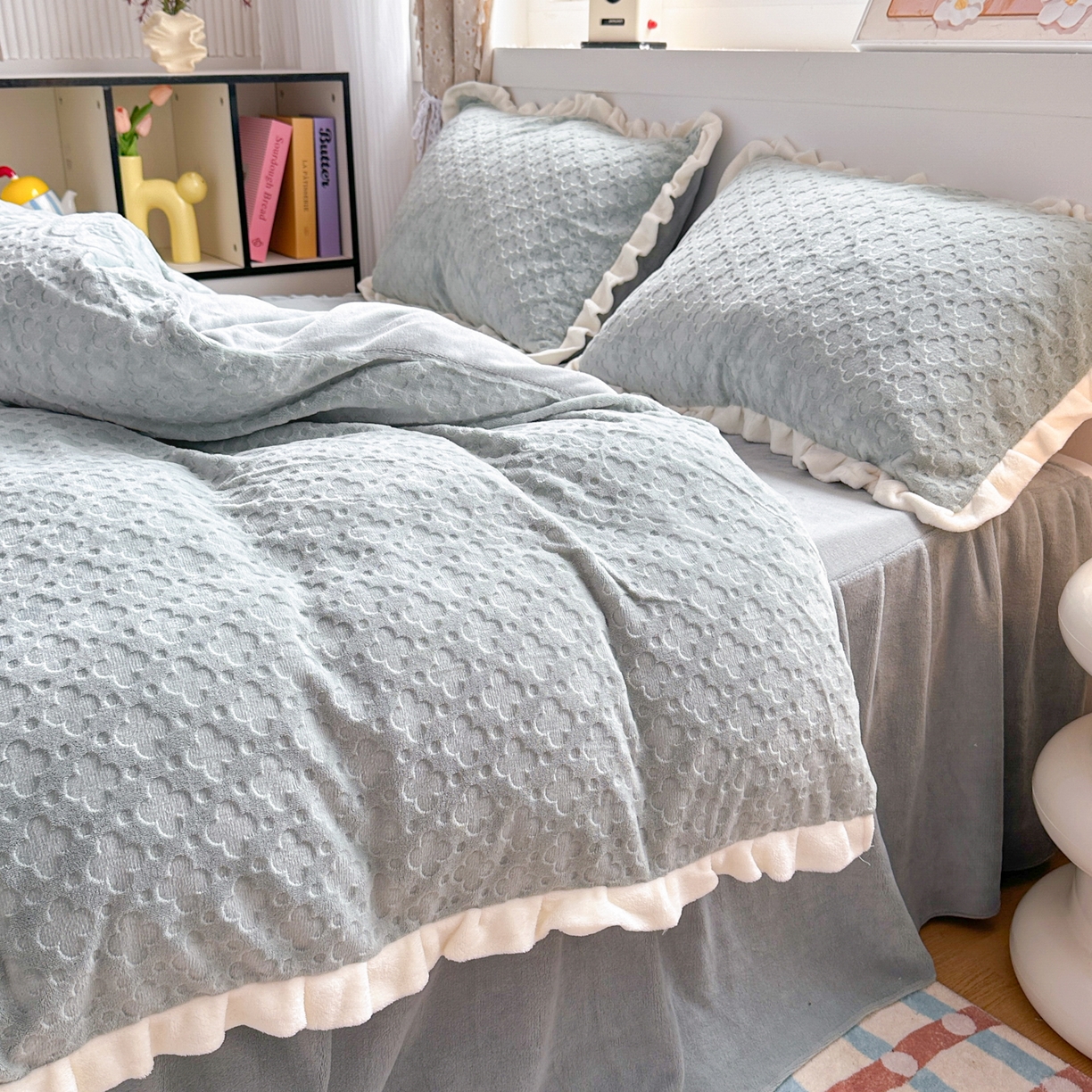 91家纺网 家纺一手货源 找家纺 KA家纺 2025秋冬新款床裙款雕花牛奶绒四件套-繁花系列 繁花蓝灰