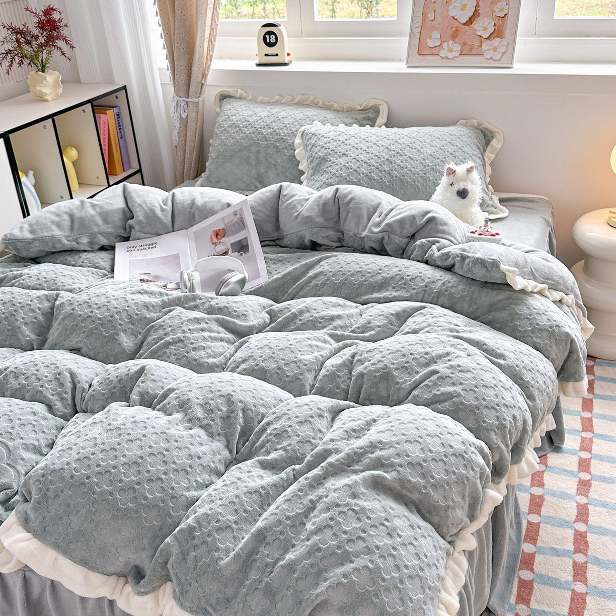 91家纺网 家纺一手货源 找家纺 KA家纺 2025秋冬新款床裙款雕花牛奶绒四件套-繁花系列 繁花蓝灰