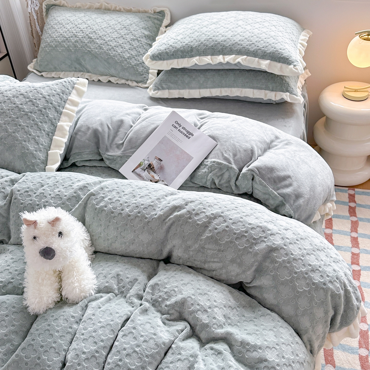 91家纺网 家纺一手货源 找家纺 KA家纺 2025秋冬新款床裙款雕花牛奶绒四件套-繁花系列 繁花蓝灰