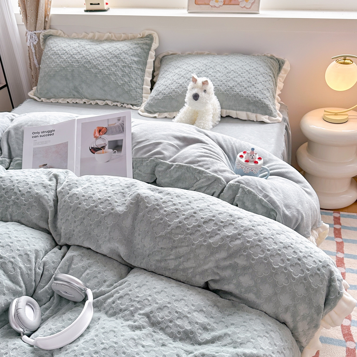 91家纺网 家纺一手货源 找家纺 KA家纺 2025秋冬新款床裙款雕花牛奶绒四件套-繁花系列 繁花蓝灰