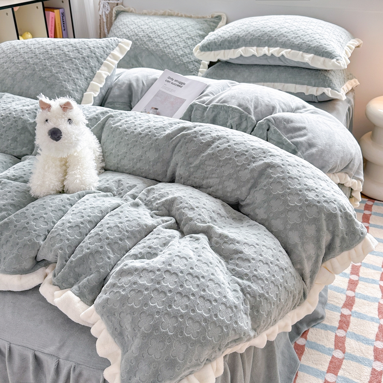 91家纺网 家纺一手货源 找家纺 KA家纺 2025秋冬新款床裙款雕花牛奶绒四件套-繁花系列 繁花蓝灰