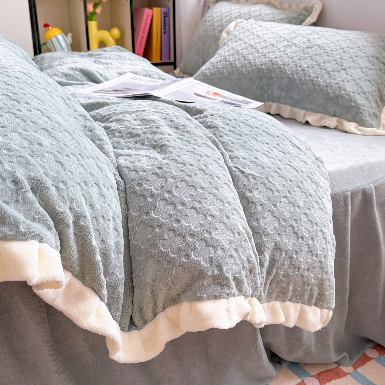 91家纺网 家纺一手货源 找家纺 KA家纺 2025秋冬新款床裙款雕花牛奶绒四件套-繁花系列 繁花蓝灰