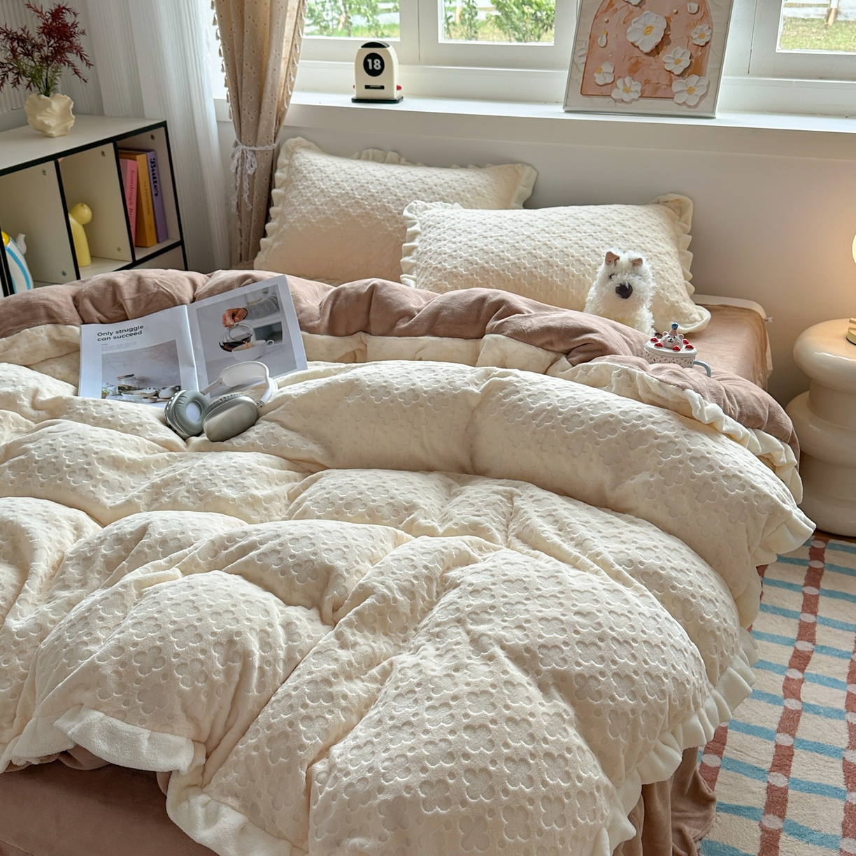 91家纺网 家纺一手货源 找家纺 KA家纺 2025秋冬新款床裙款雕花牛奶绒四件套-繁花系列 繁花奶白