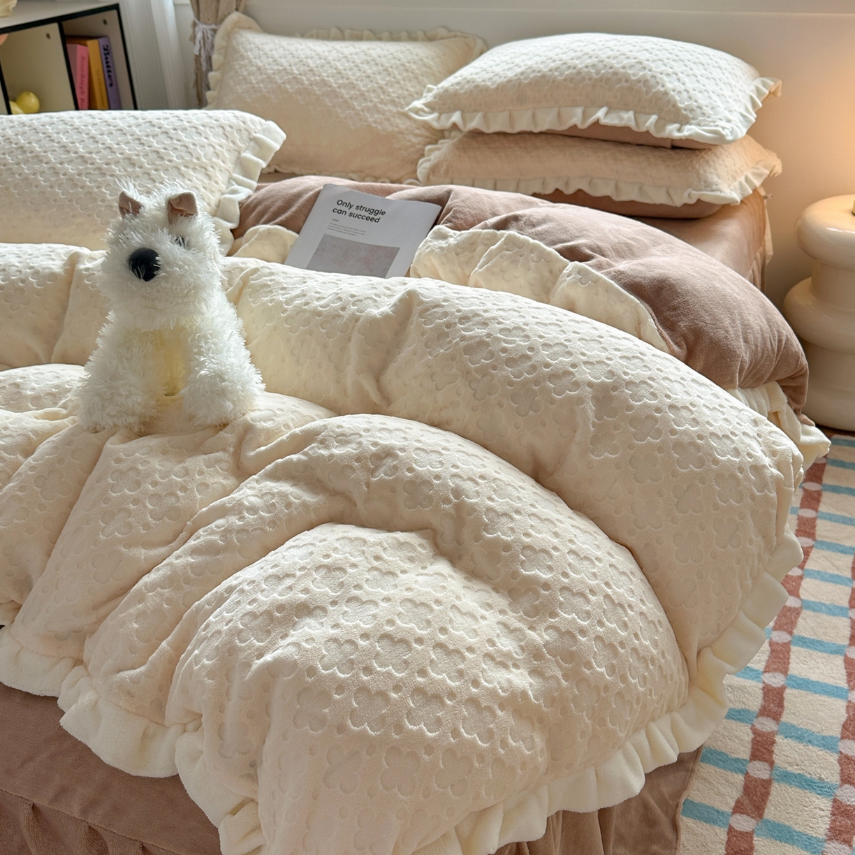 91家纺网 家纺一手货源 找家纺 KA家纺 2025秋冬新款床裙款雕花牛奶绒四件套-繁花系列 繁花奶白