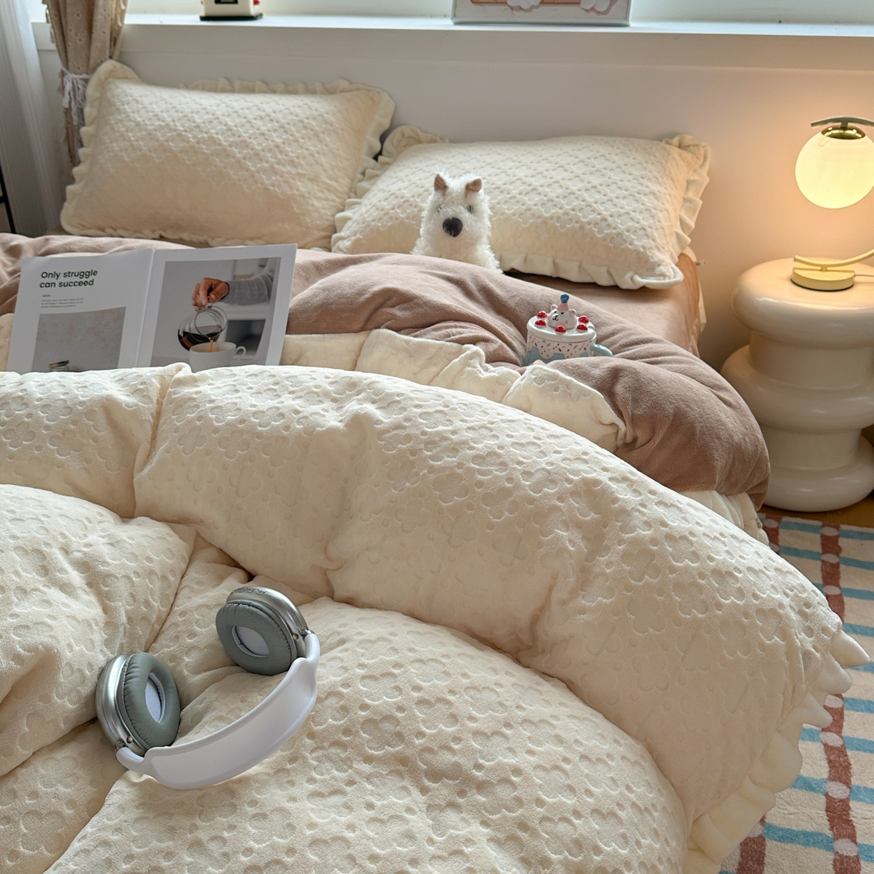 91家纺网 家纺一手货源 找家纺 KA家纺 2025秋冬新款床裙款雕花牛奶绒四件套-繁花系列 繁花奶白