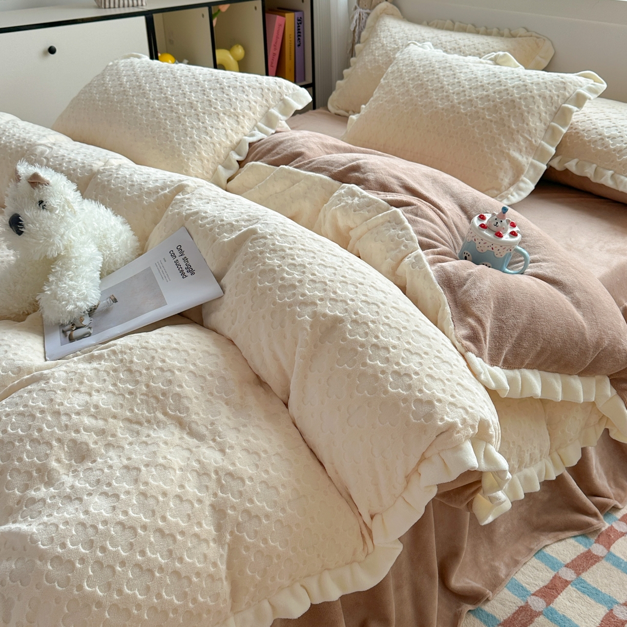 91家纺网 家纺一手货源 找家纺 KA家纺 2025秋冬新款床裙款雕花牛奶绒四件套-繁花系列 繁花奶白