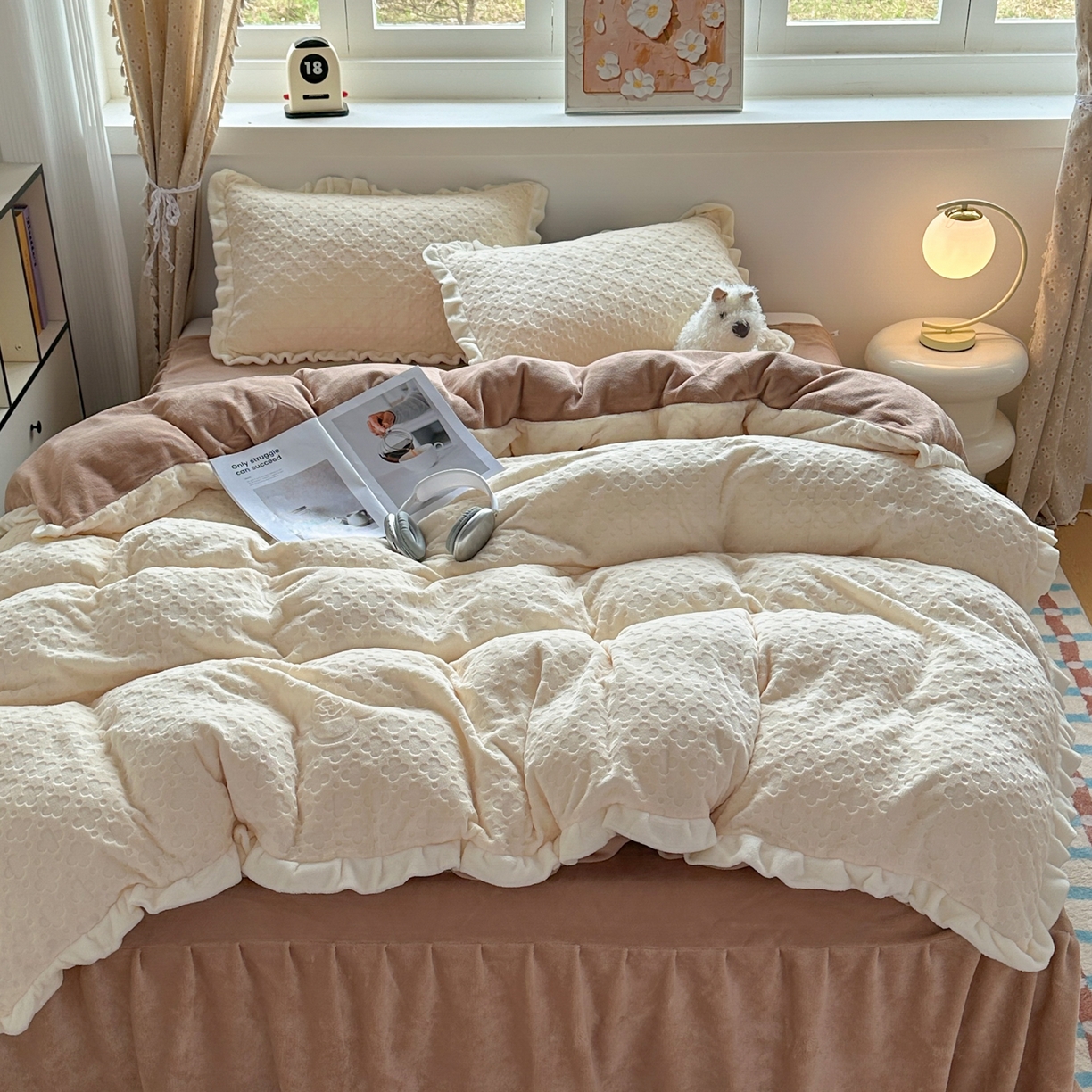 91家纺网 家纺一手货源 找家纺 KA家纺 2025秋冬新款床裙款雕花牛奶绒四件套-繁花系列 繁花奶白