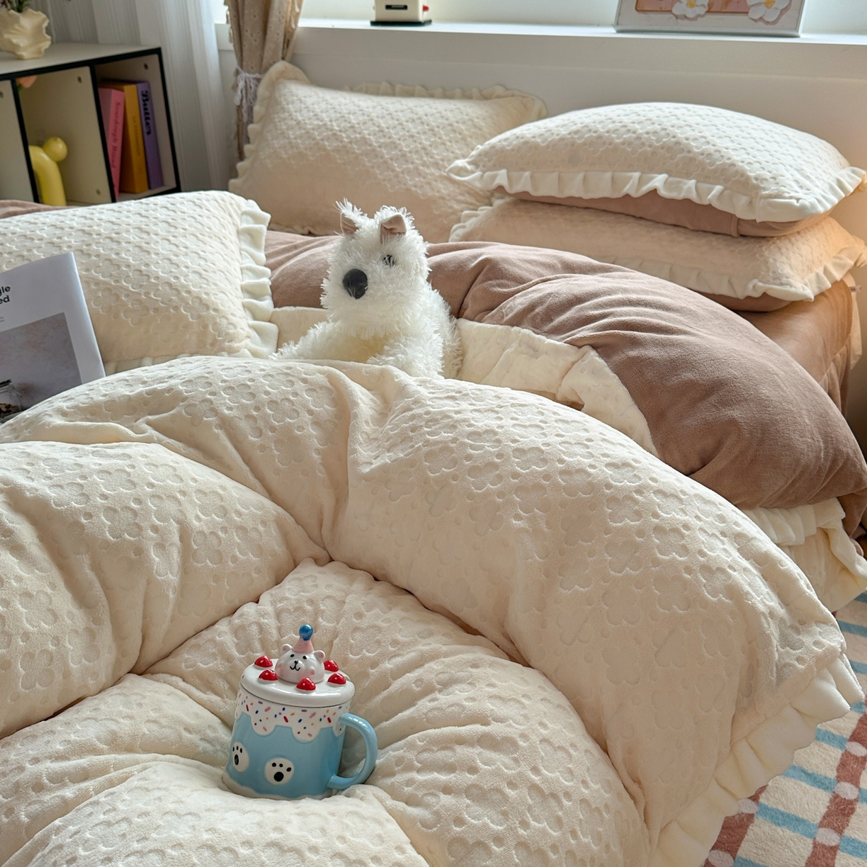 91家纺网 家纺一手货源 找家纺 KA家纺 2025秋冬新款床裙款雕花牛奶绒四件套-繁花系列 繁花奶白