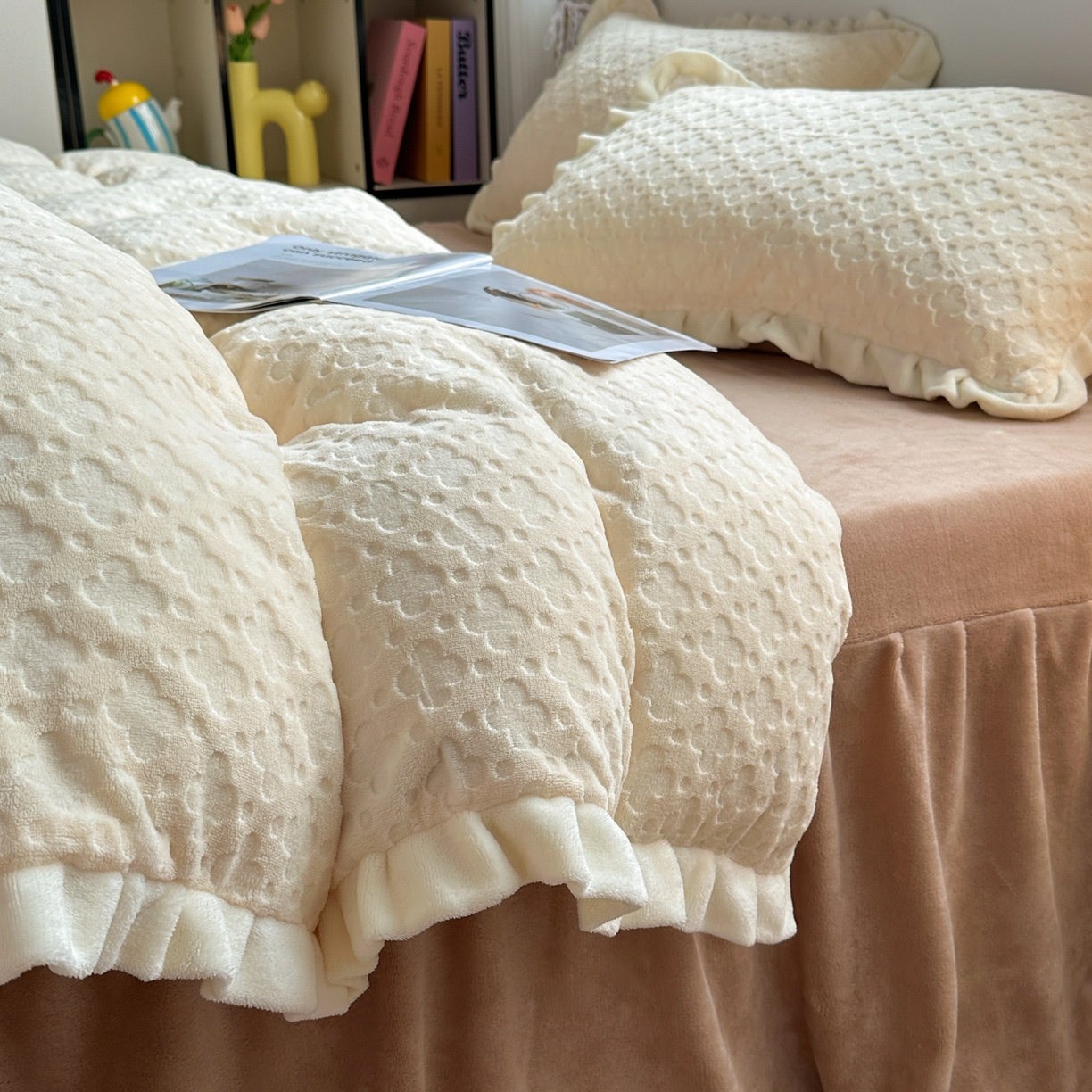 91家纺网 家纺一手货源 找家纺 KA家纺 2025秋冬新款床裙款雕花牛奶绒四件套-繁花系列 繁花奶白