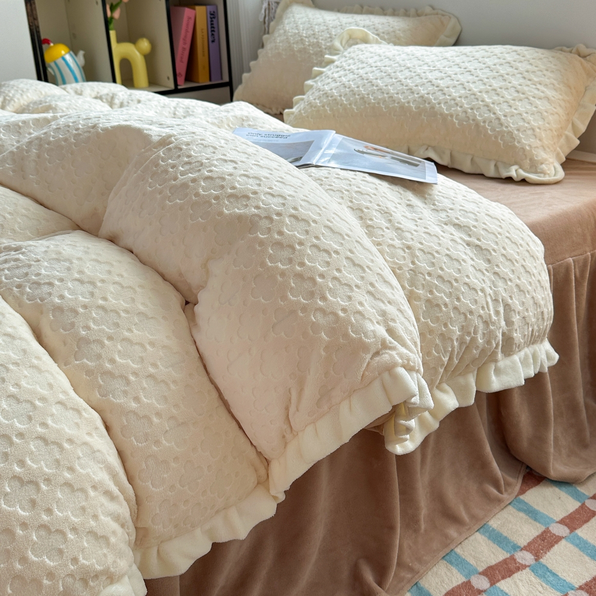 91家纺网 家纺一手货源 找家纺 KA家纺 2025秋冬新款床裙款雕花牛奶绒四件套-繁花系列 繁花奶白