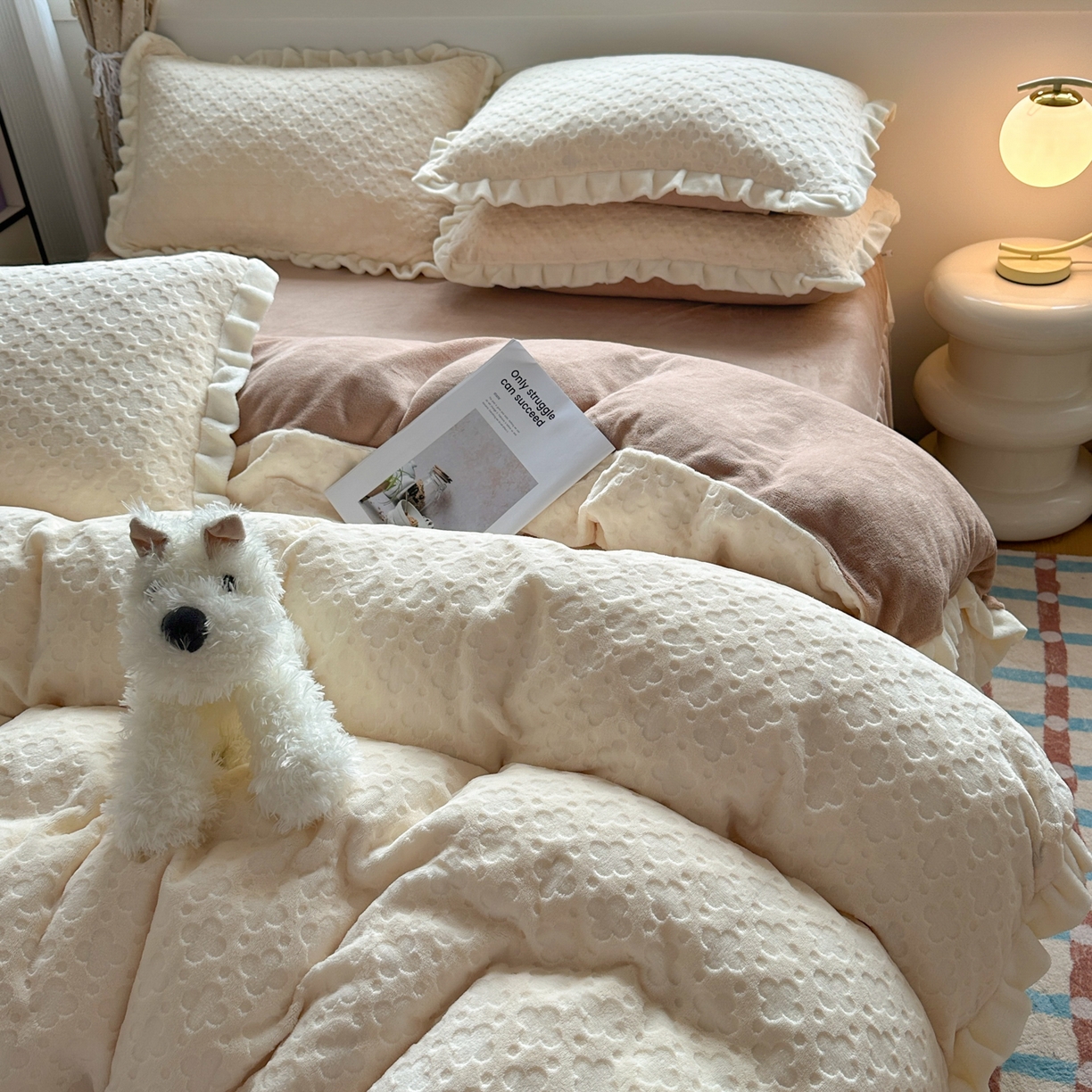 91家纺网 家纺一手货源 找家纺 KA家纺 2025秋冬新款床裙款雕花牛奶绒四件套-繁花系列 繁花奶白